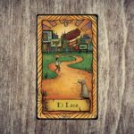 La Carta del Tarot de El Loco también puede recordarte que debes confiar más en ti mismo y concentrarte adecuadamente en la vida.