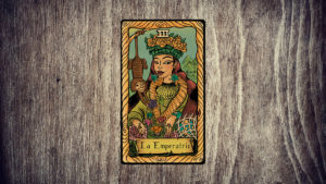 La carta del tarot Emperatriz significa que puedes materializar la abundancia.